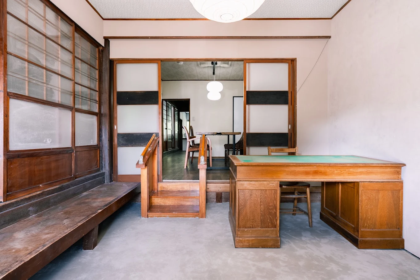 玄関土間｜木の建具と土間がつながる玄関まわり。