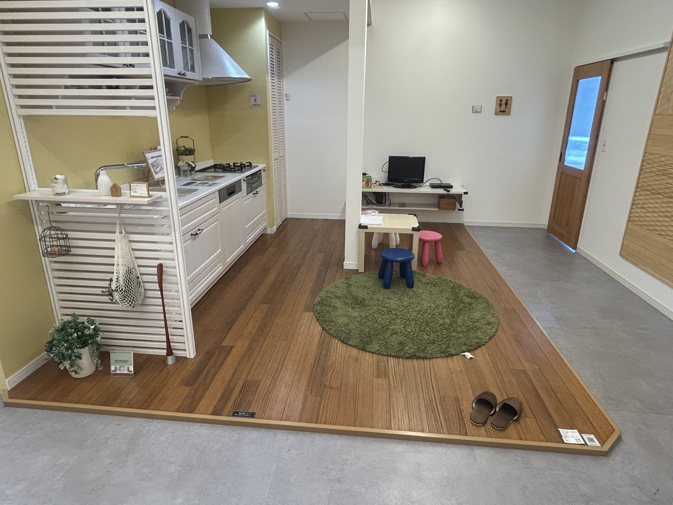 静岡市 仕上がりの記録：木目の床で区切られた展示スペース。