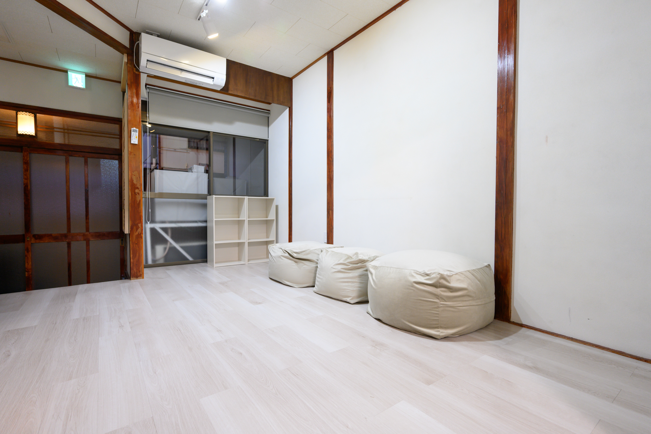 明るい色の床と、木の柱・建具が見える洋室。