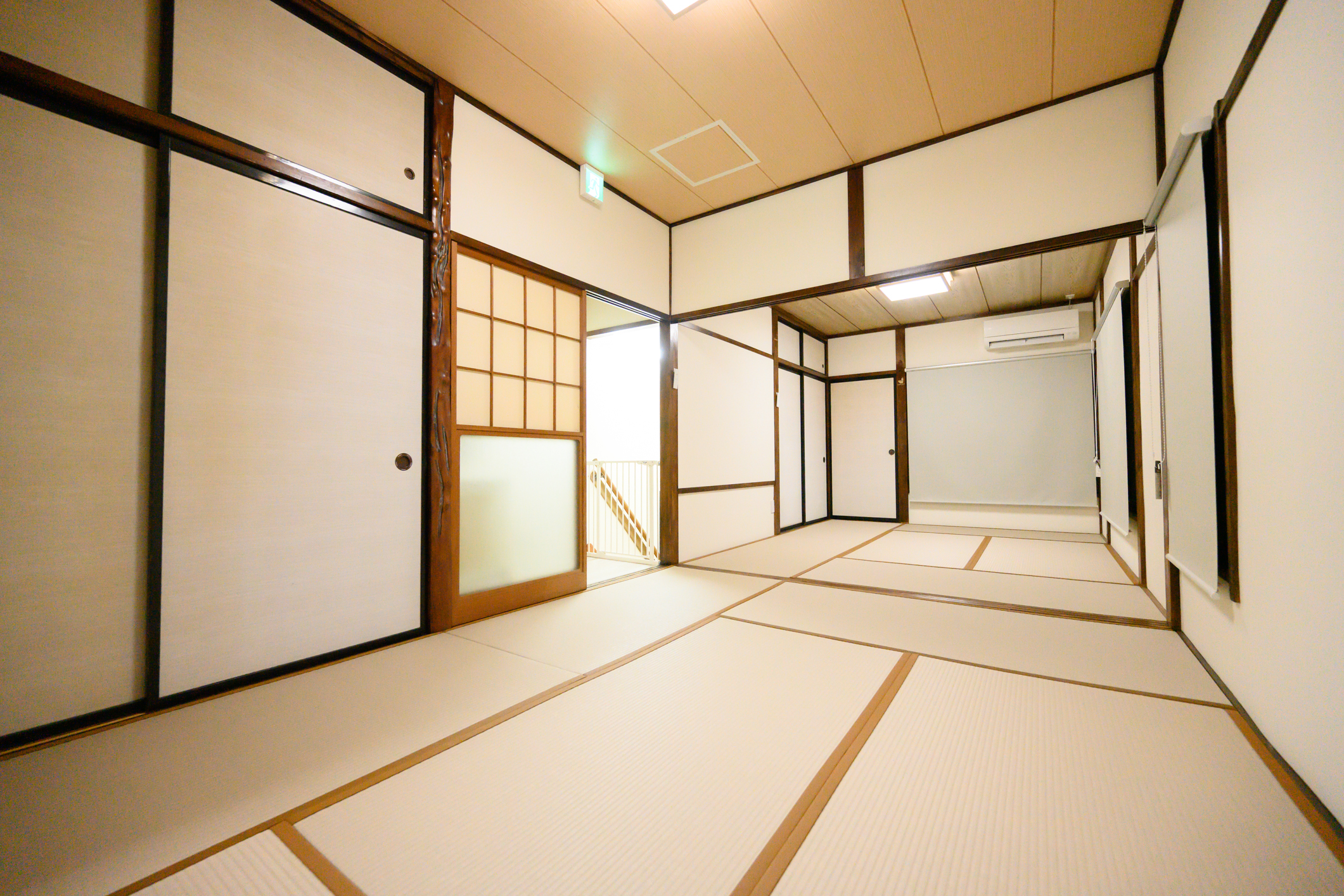 和室｜畳と障子、木の枠がつくる落ち着いた室内。